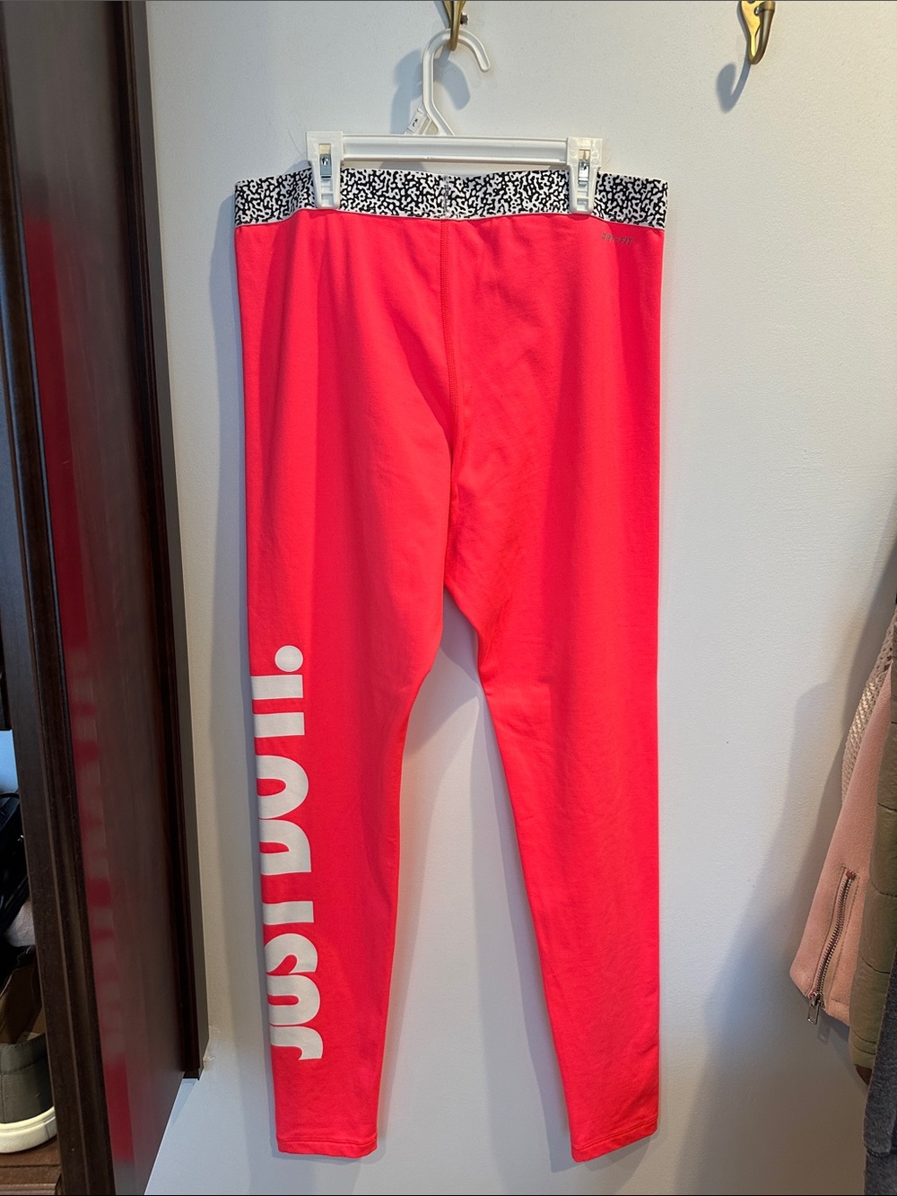 Nike Bright Pink 'JUST DO IT' women’s Leggings with Patterned Waistband - Picture 3 of 4